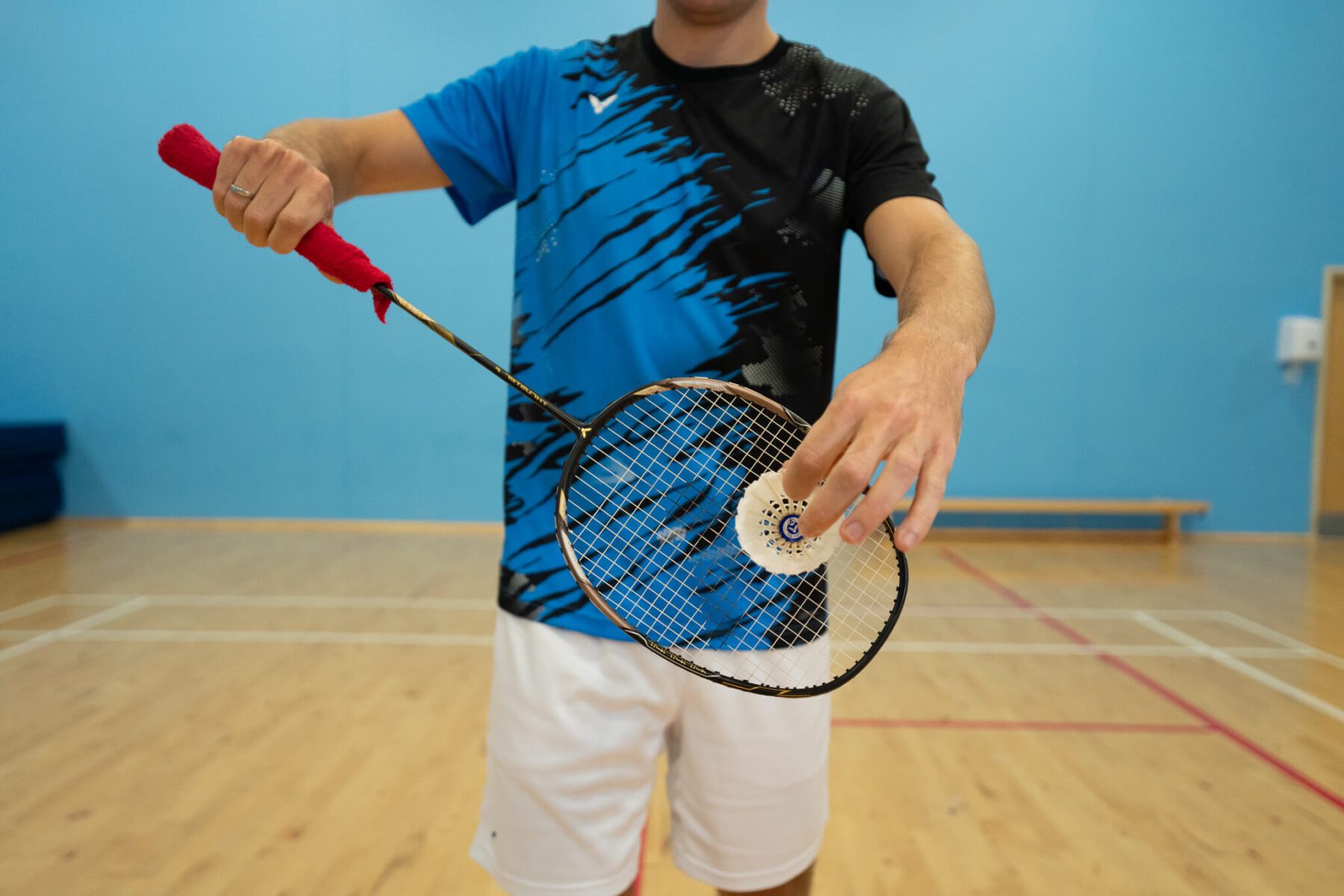 How To Do A Backhand Serve In Badminton – Everything You Need To Know ...