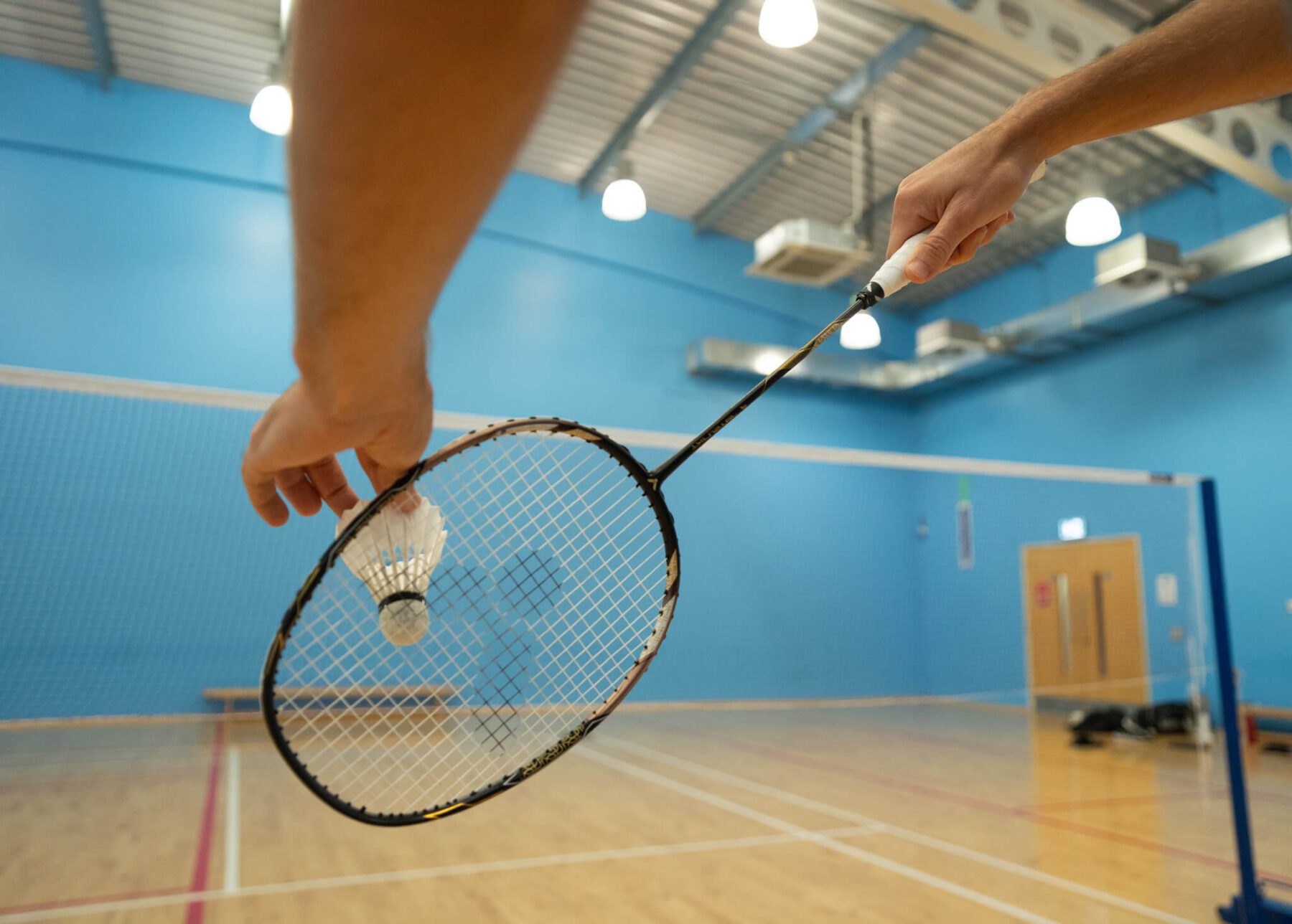 How To Do A Backhand Serve In Badminton – Everything You Need To Know ...